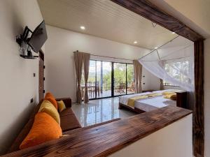 Un dormitorio con dos camas y una gran ventana. en Flourish Inn Ella, en Ella