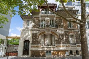 an old brick building with a balcony at PARIS - Boulogne Résidence in Boulogne-Billancourt