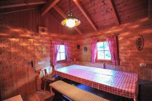 a dining room with a table in a cabin at Dein Ferienhaus in Kärnten, Bad Bleiberg - Erholung, Natur und Komfort in Bad Bleiberg