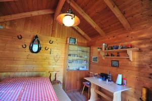 a wooden room with a table in a cabin at Dein Ferienhaus in Kärnten, Bad Bleiberg - Erholung, Natur und Komfort in Bad Bleiberg
