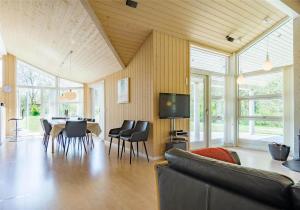 TV a/nebo společenská místnost v ubytování 1433-Aakirkeby-Sluseparken-27