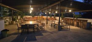 Un patio con mesas y sillas y un bar. en The Glass Loft, en Nairobi