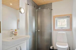 Koupelna v ubytování 1433-Aakirkeby-Sluseparken-27 + 8 fotografií