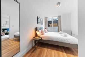 Ένα ή περισσότερα κρεβάτια σε δωμάτιο στο Modern 1 Bed Apartment with Garden in Gravesend
