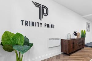 Certifikát, hodnocení, plakát nebo jiný dokument vystavený v ubytování Stylish 2BR Apartment at Trinity Point Gravesend + 29 fotografií