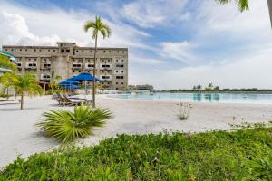 a resort with a beach and a building at Baia Crystal Luxury Stay - Penthouse Vista a la Laguna in Cartagena de Indias