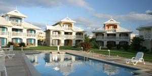 una grande casa con una piscina di fronte di Silver Plantations Condo a Lowlands