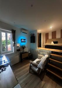 a room with a bed and a couch and a chair at Charmant Studio Climatisé plein centre d'Aubagne in Aubagne
