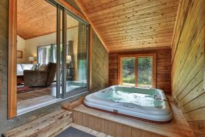 eine Whirlpool-Badewanne in einem Zimmer mit Schlafzimmer in der Unterkunft Private Killington Home with Indoor Hot Tub and 2 Living Rooms in Killington