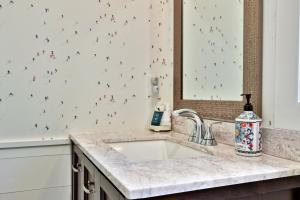 ein Badezimmer mit Waschbecken und einer Tapete mit Vögeln in der Unterkunft Private Killington Home with Indoor Hot Tub and 2 Living Rooms in Killington