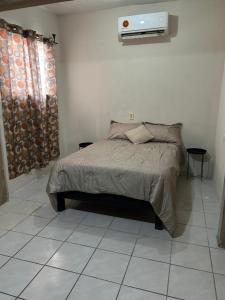 马塔莫罗斯Casa sendero的白色房间里有一张床的卧室