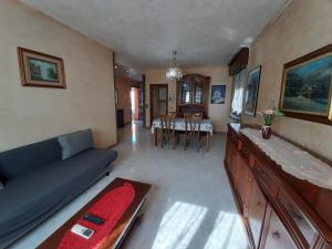 Una sala de estar con un sofá y un comedor. en Sleeping Beauty, en Chiari
