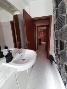 baño con lavabo blanco y pasillo en Sleeping Beauty, en Chiari