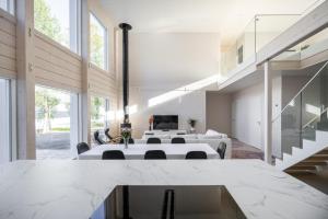 una grande camera bianca con un letto e una scala di Villa Aurora Ryti a Rovaniemi