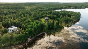 una vista aerea di una casa su un'isola in un lago di Villa Aurora Ryti a Rovaniemi