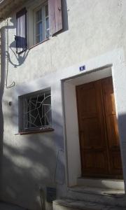 eine Tür und ein Fenster auf einem Gebäude in der Unterkunft Le Gite des Remparts in Ginestas