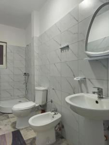 Ένα μπάνιο στο Mary's luxury apartment Pogradec 1