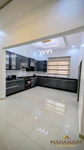 una gran cocina con un gran suelo de baldosa blanca en Mahanaim Luxury apartments, en Lusaka