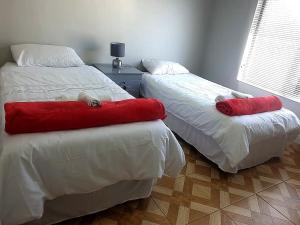 En eller flere senge i et værelse på Entire Modern House!!- Middelburg