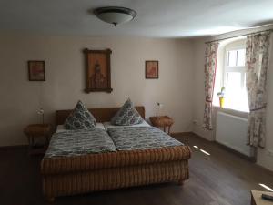 a bedroom with a bed with pillows and a window at Rathaus-Pension 1685 in Brandenburg an der Havel