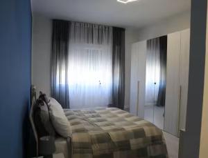 een slaapkamer met een bed voor een raam bij Affitti Brevi L'INGLESINA in Piedimonte San Germano