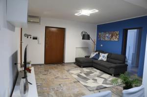 een woonkamer met een bank en een blauwe muur bij Affitti Brevi L'INGLESINA in Piedimonte San Germano