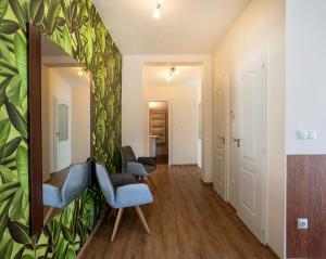 een hal met twee stoelen en een spiegel bij Avanti Apartman - Avanti Tutti in Balatonboglár
