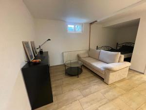 een woonkamer met een bank en een tafel bij Pendler Montagewohnung Kandern, Lörrach, Basel D,CH, FR 