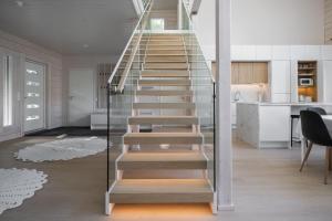 una scala in una casa con ringhiera in vetro di Villa Aurora Ryti a Rovaniemi