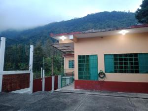 a building with a view of a mountain at Casa rural GuerrApa in San Agustín