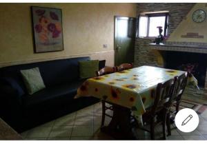 una sala de estar con una mesa y un sofá en Appartamento Mariolu 2, en Santa Maria Navarrese