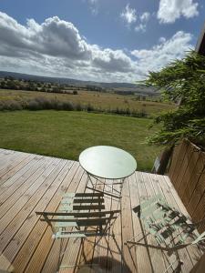ein Tisch und Stühle auf einem Holzdeck in der Unterkunft Turnpike House in Glanton + 88 Fotos