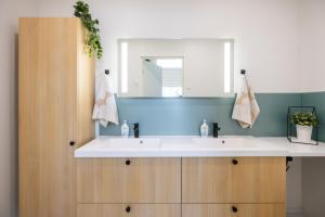 un bagno con un lavandino bianco e uno specchio di Villa Aurora Ryti a Rovaniemi Altre 33 foto