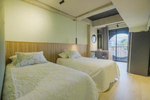 Una habitación de hotel con dos camas y balcón. en BRENT 30 Living, en Medellín 82 fotos más