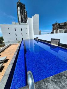 ein Schwimmbad auf dem Dach eines Gebäudes in der Unterkunft Residencial Constanza Azul Pacifico 1 Min Malecón y Playa in Mazatlán