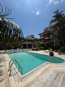 Swimmingpoolen hos eller tæt på Cozy 2 Bedroom Apartment