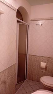 Un baño con ducha y WC. en Appartamento Mariolu 2, en Santa Maria Navarrese