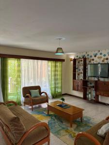 Et tv og/eller underholdning på Cozy 2 Bedroom Apartment