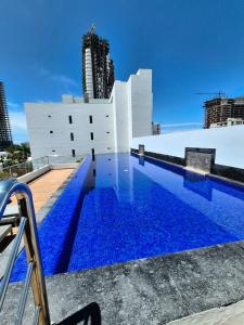 ein Schwimmbad auf dem Dach eines Gebäudes in der Unterkunft Residencial Constanza Azul Pacifico 1 Min Malecón y Playa in Mazatlán