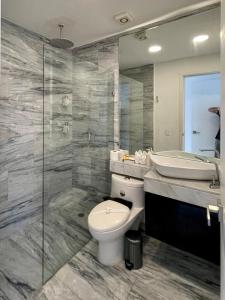 a bathroom with a toilet and a sink and a tub at Exclusivo 3 Hab, Terraza Privada, Alberca y Asador in Tulum