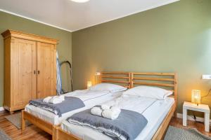 a bedroom with a large bed with towels on it at Ferienwohnung Apfelbaum in FDH