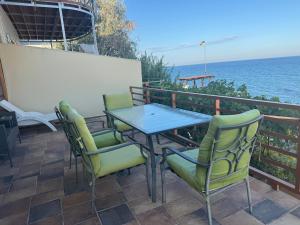 Una mesa y sillas en un balcón con vista al mar. en Fortuna Mare, en Odessa