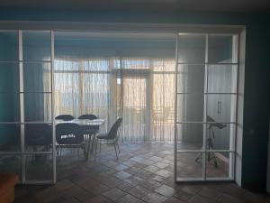 Un comedor con mesa y sillas en Fortuna Mare, en Odessa