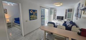 una sala de estar con un sofá y una mesa en Casa Playa San Agustin, en San Agustín