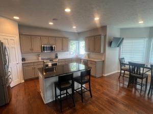 Η κουζίνα ή μικρή κουζίνα στο Luxury Home! Walking distance to golf!