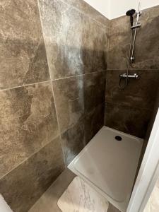 a bathroom with a shower with a toilet at Entre Campagne et Ville in Marcorignan