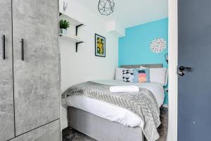 Postel nebo postele na pokoji v ubytování Stylish 5 Bedroom 5 Bathroom House Sleeps 10 with Garden, Smart TV and Free Parking by Yoko Property