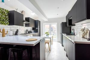 Kuchyň nebo kuchyňský kout v ubytování Stylish 5 Bedroom 5 Bathroom House Sleeps 10 with Garden, Smart TV and Free Parking by Yoko Property