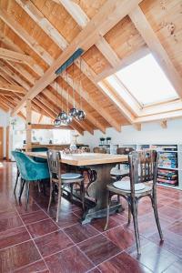 Una cocina con una mesa y sillas en una habitación. en Urlaub im alten E-Werk, en Görisried
