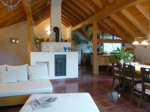 Una sala de estar con un sofá blanco y una cocina. en Urlaub im alten E-Werk, en Görisried 10 fotos más